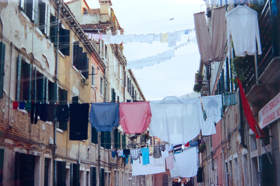 JOELIX.com | analog picture of laundry Venice, Italy 1999