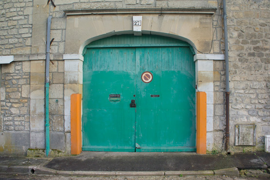 JOELIX.com | Emerald green door in France Oise