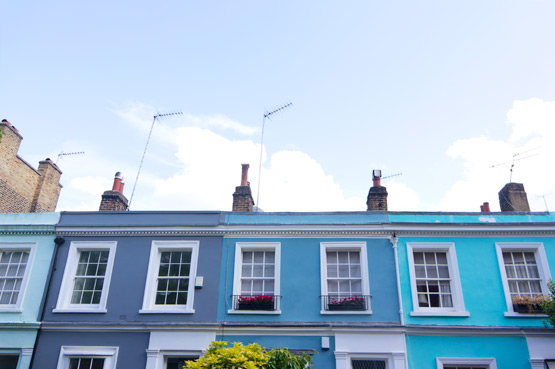 JOELIX.com | Notting Hill London colorful houses sunshine blue sky