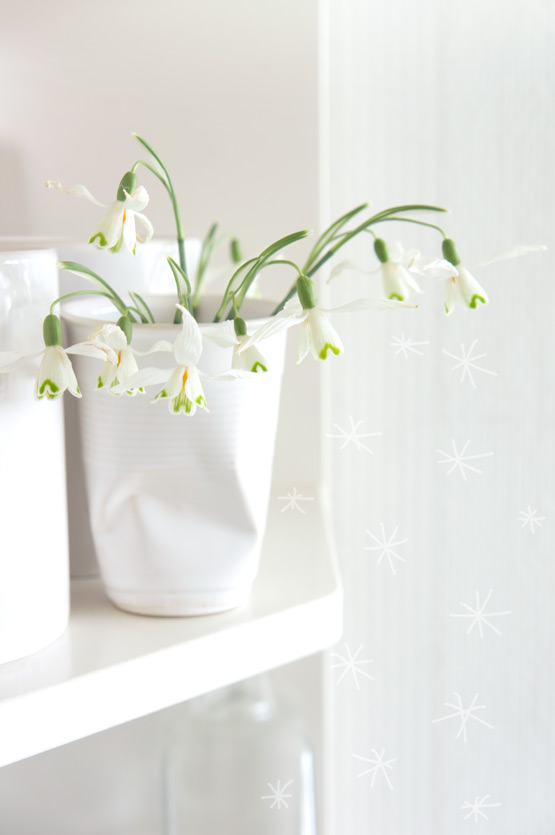JOELIX.com | White snowdrops in a mini bouquet