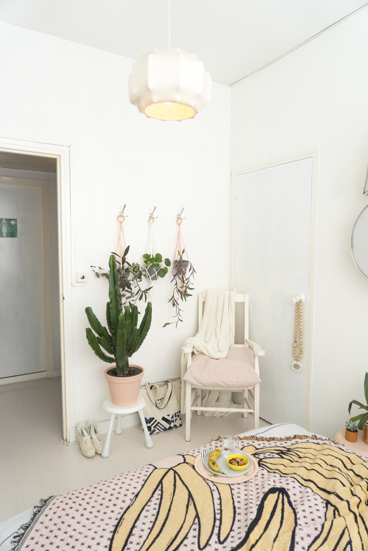 JOELIX.com | bedroom restyling #bedroom #livingwithplants #urbanjunglebloggers #evesleep #urbanoutfitters