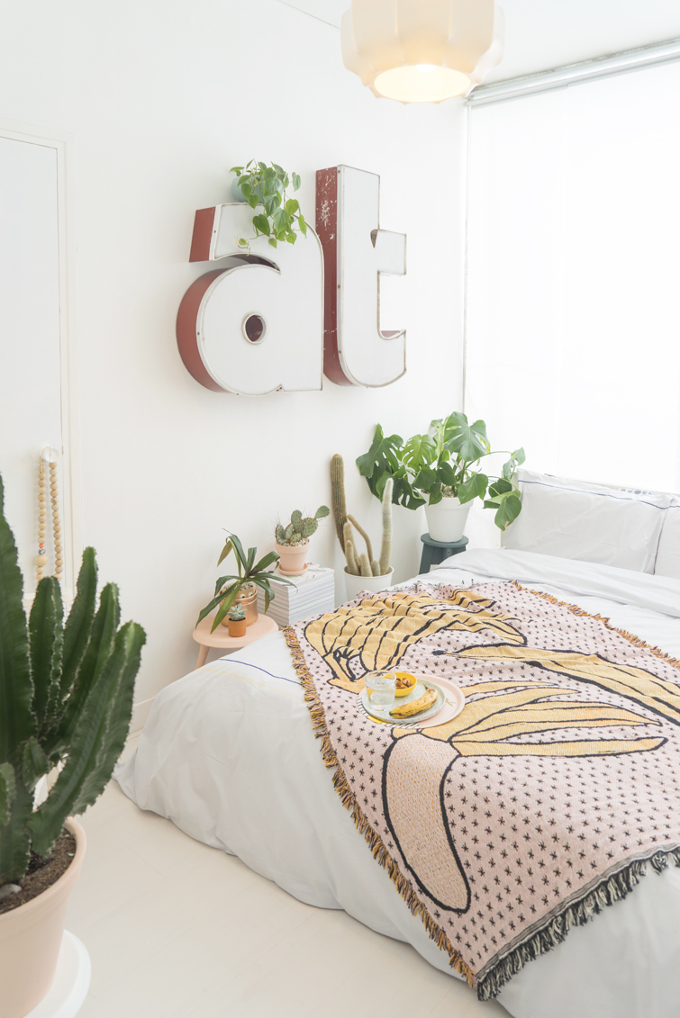 JOELIX.com | bedroom restyling #bedroom #livingwithplants #urbanjunglebloggers #evesleep #urbanoutfitters