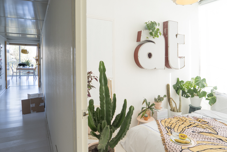 JOELIX.com | bedroom restyling #bedroom #livingwithplants #urbanjunglebloggers #evesleep #urbanoutfitters