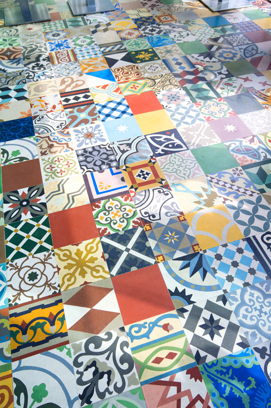 JOELIX.com | Colorful patterned tiles at Temakinho in Milan, Italy