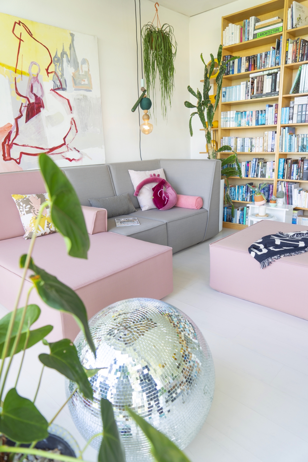 JOELIX.com | Our new pink & grey sofa from Cubit #cubit #cubitshop
