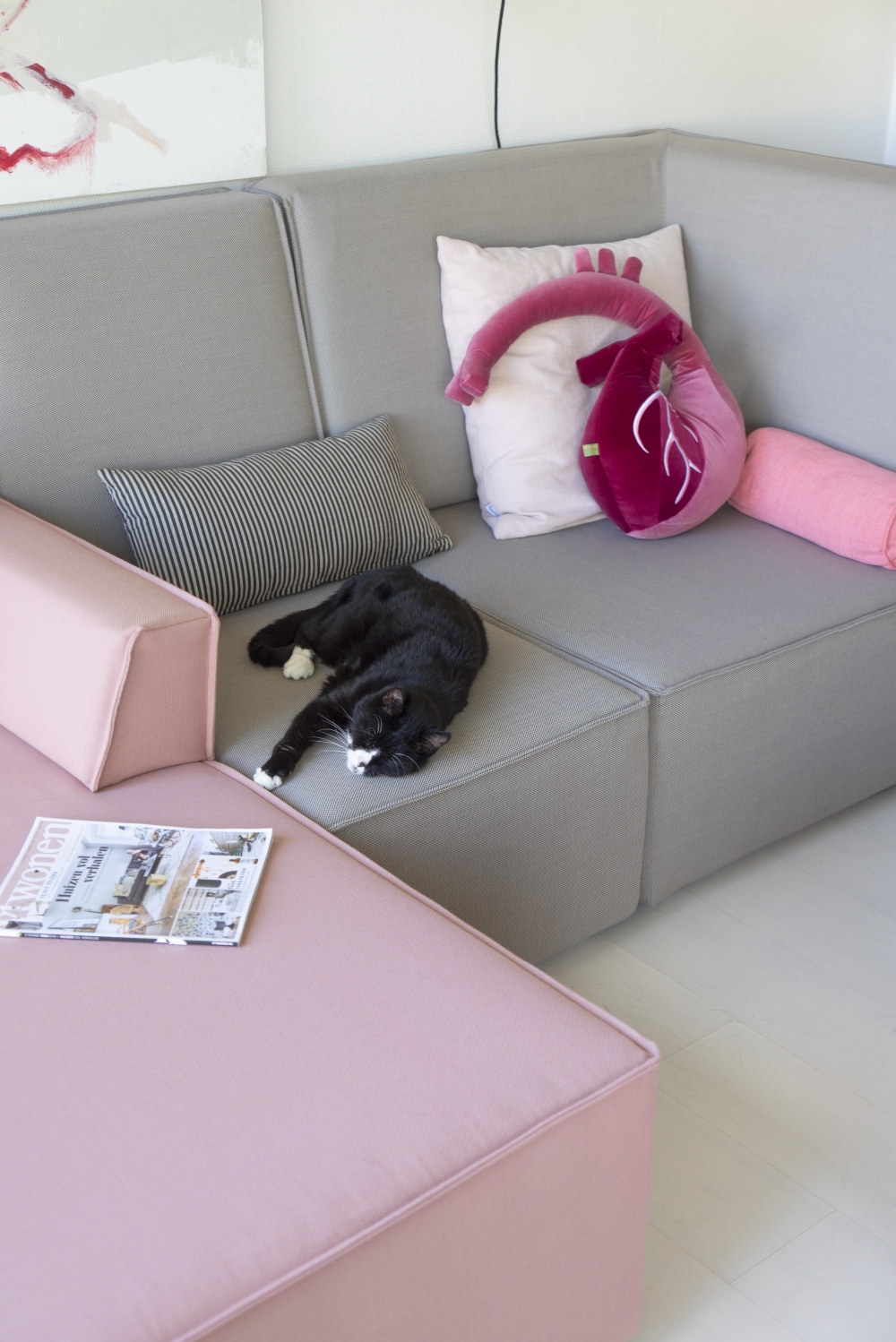 JOELIX.com | Our new pink & grey sofa from Cubit #cubit #cubitshop