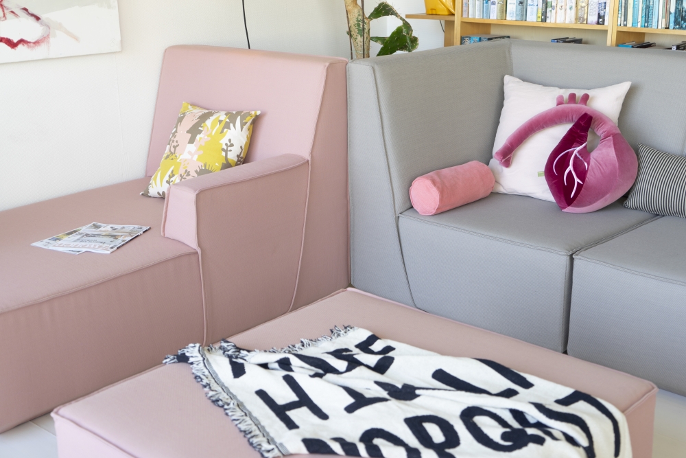 JOELIX.com | Our new pink & grey sofa from Cubit #cubit #cubitshop