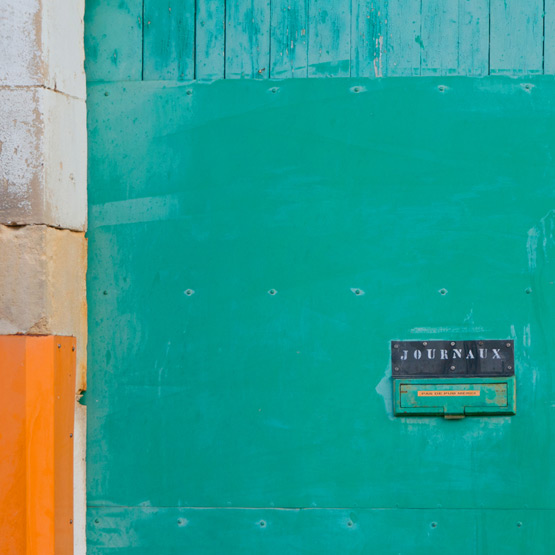 JOELIX.com | Emerald green door in France Oise