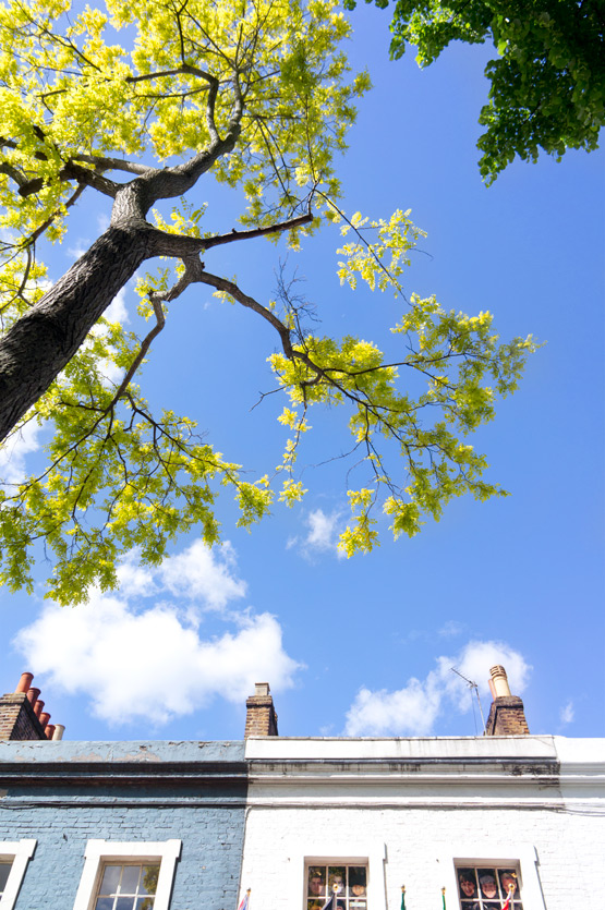 JOELIX.com | Notting Hill London colorful houses sunshine blue sky