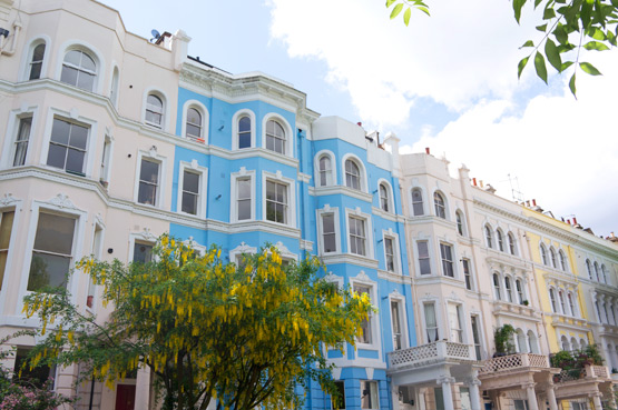 JOELIX.com | Notting Hill London colorful houses sunshine blue sky