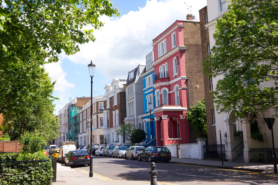 JOELIX.com | Notting Hill London colorful houses sunshine blue sky