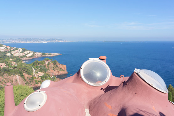 JOELIX.com - Le Palais Bulles by Antti Lovag