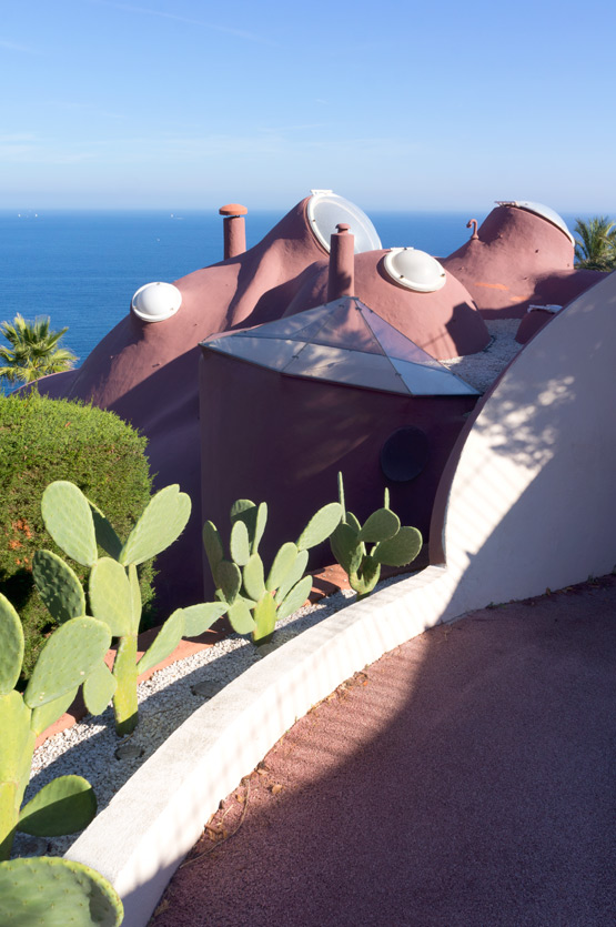 JOELIX.com - Le Palais Bulles by Antti Lovag