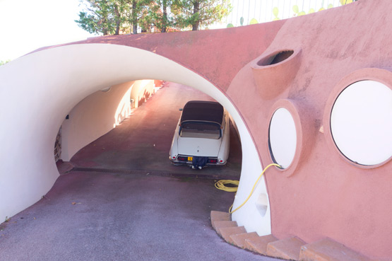 JOELIX.com - Le Palais Bulles by Antti Lovag and Citroen DS car