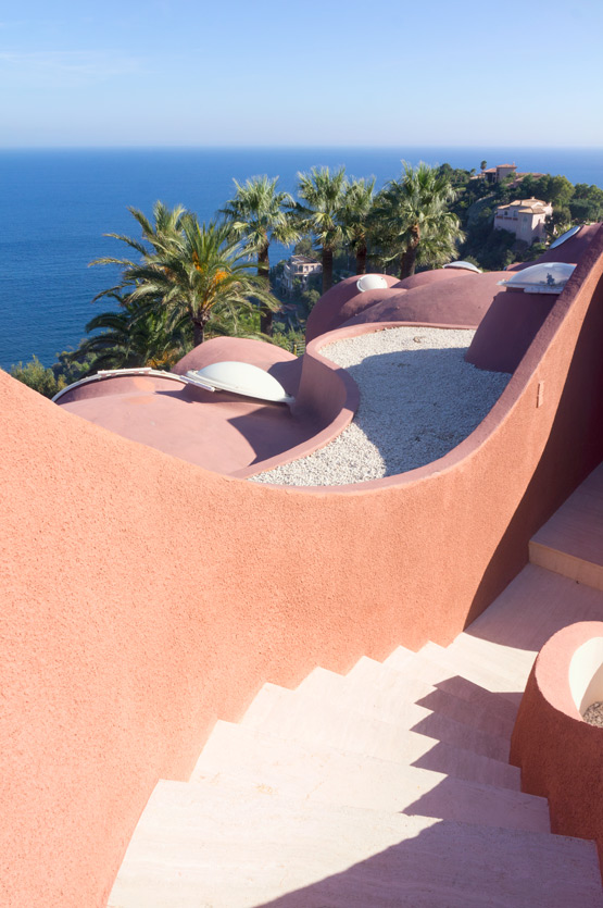 JOELIX.com - Le Palais Bulles by Antti Lovag