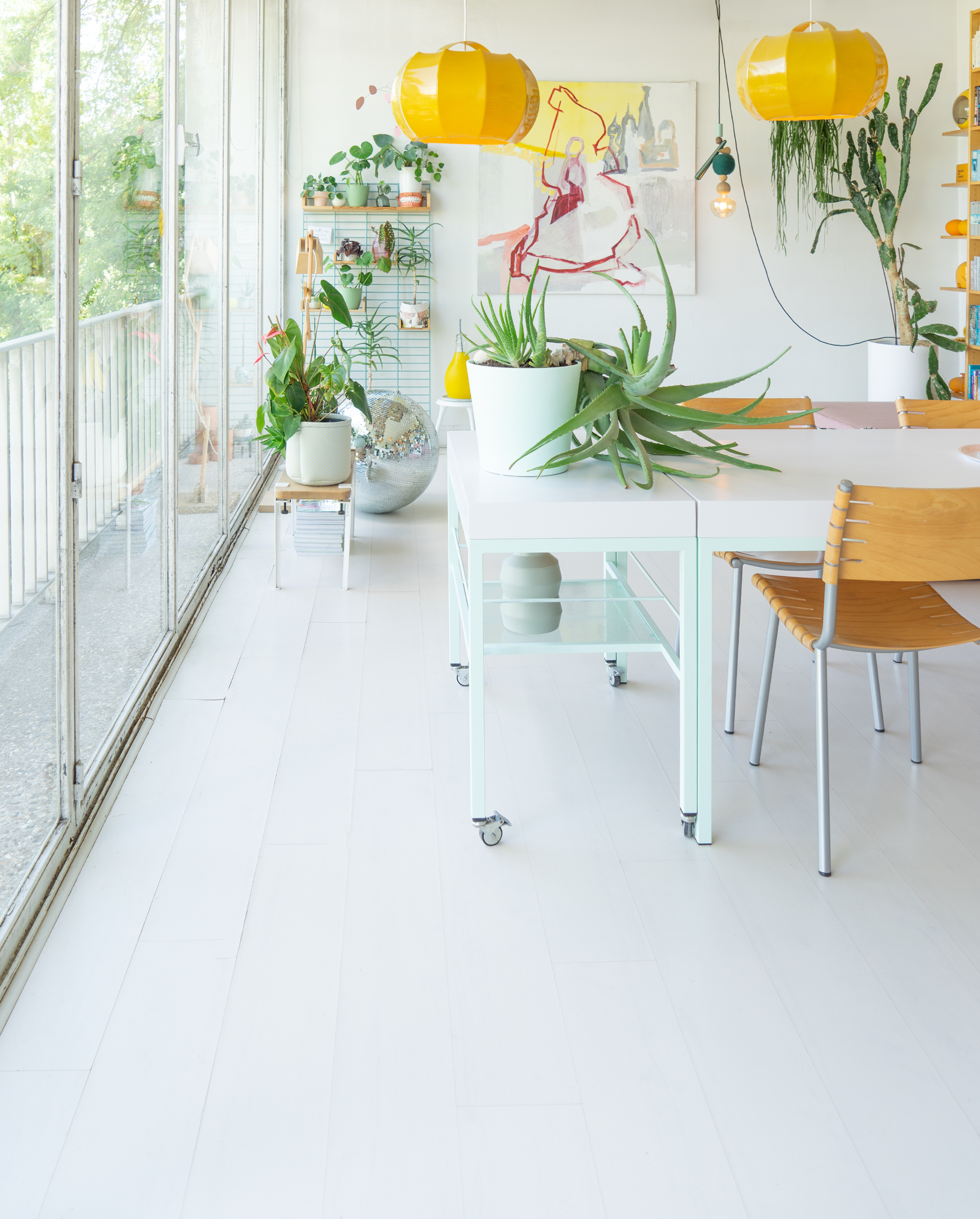 JOELIX.com | Painting the dining table #pastelparadise #urbanjunglebloggers