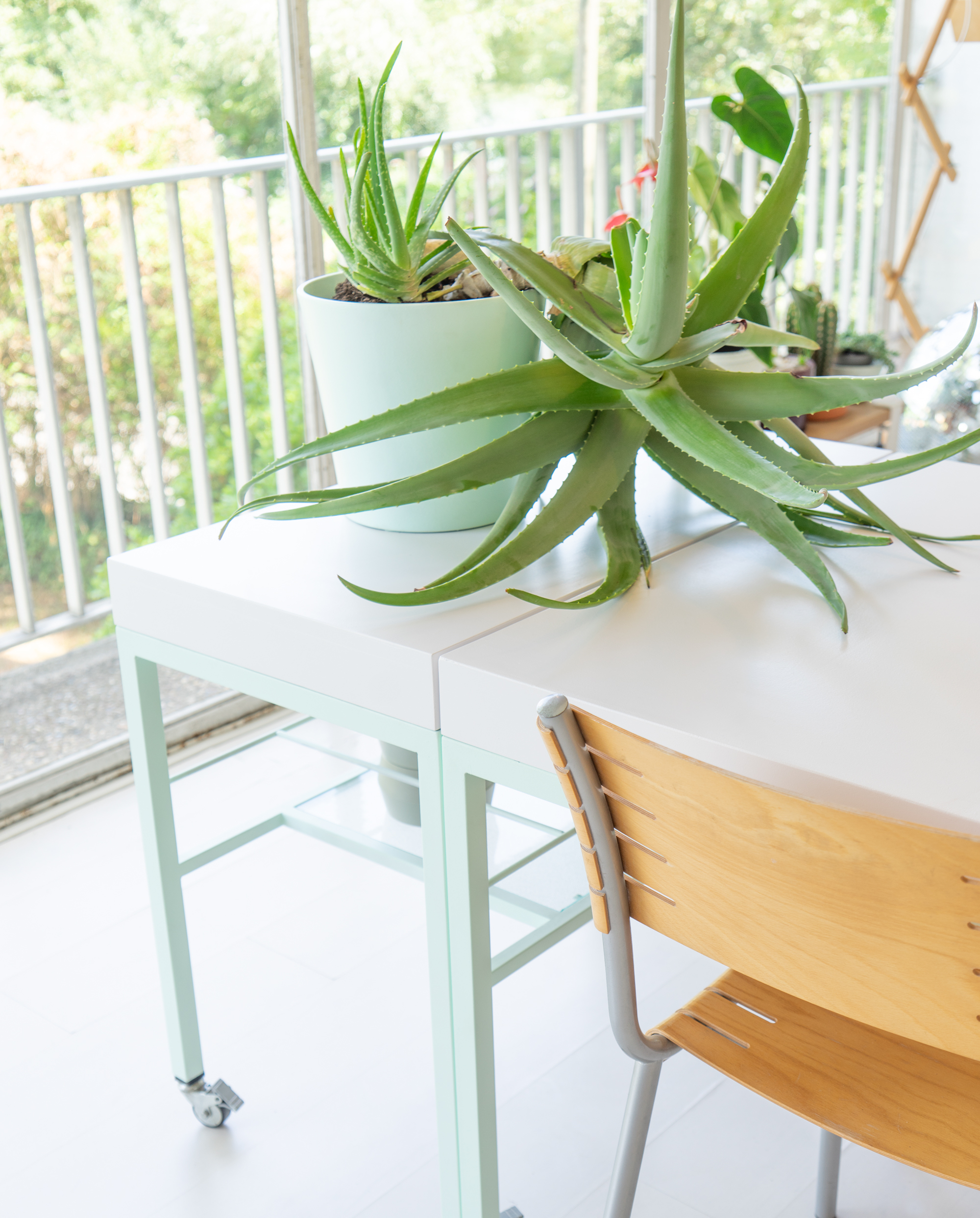 JOELIX.com | Painting the dining table #pastelparadise #urbanjunglebloggers