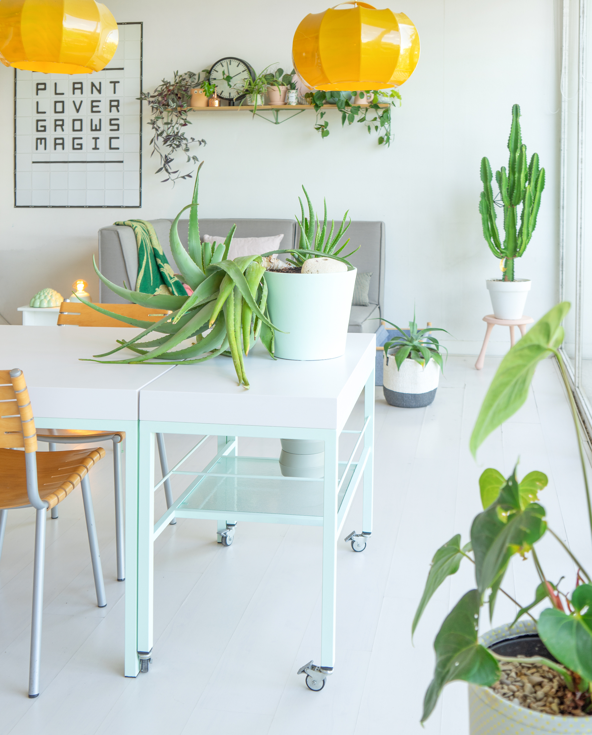 JOELIX.com | Painting the dining table #pastelparadise #urbanjunglebloggers