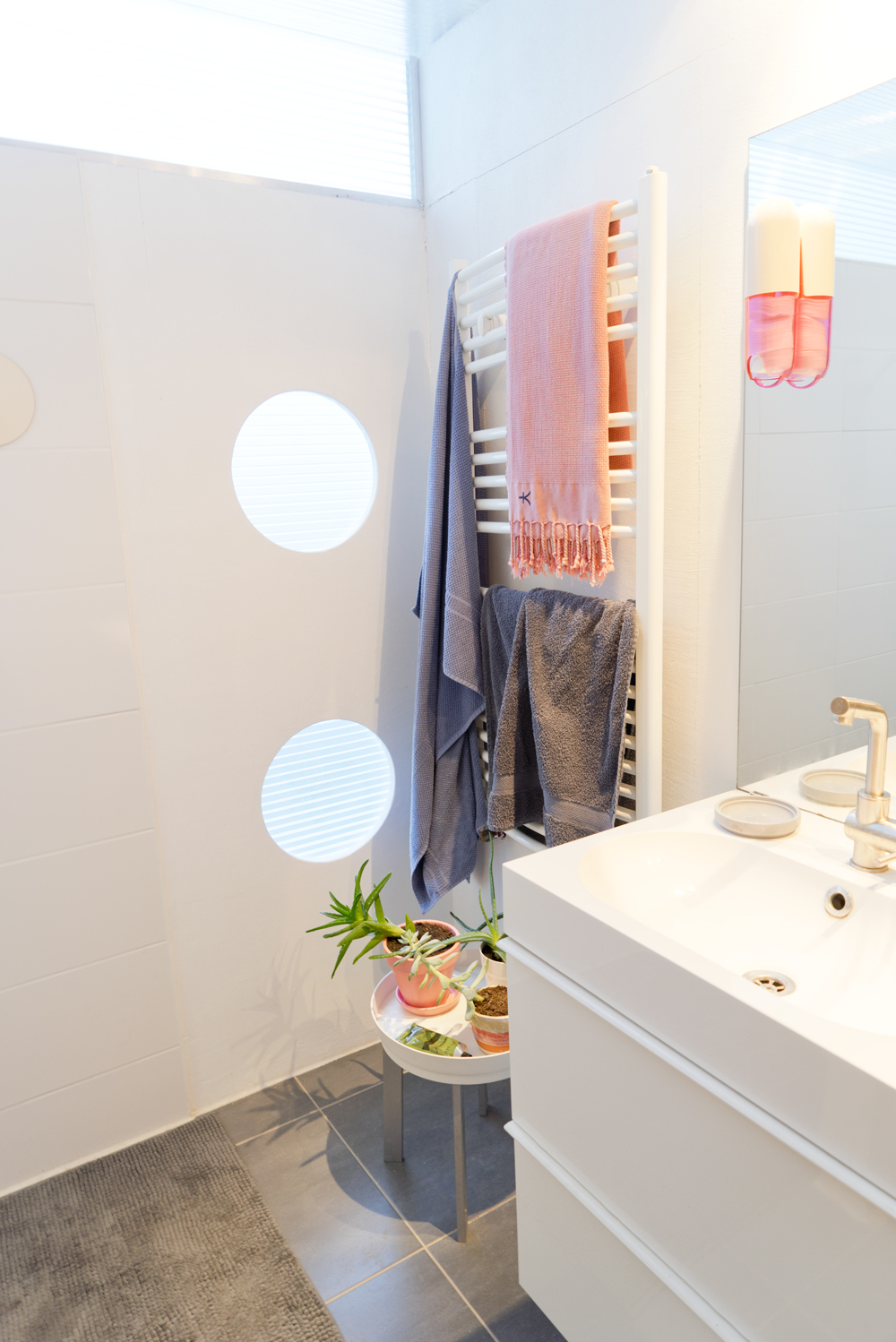 JOELIX.com | pink bathroom with Philips Hue + giveaway