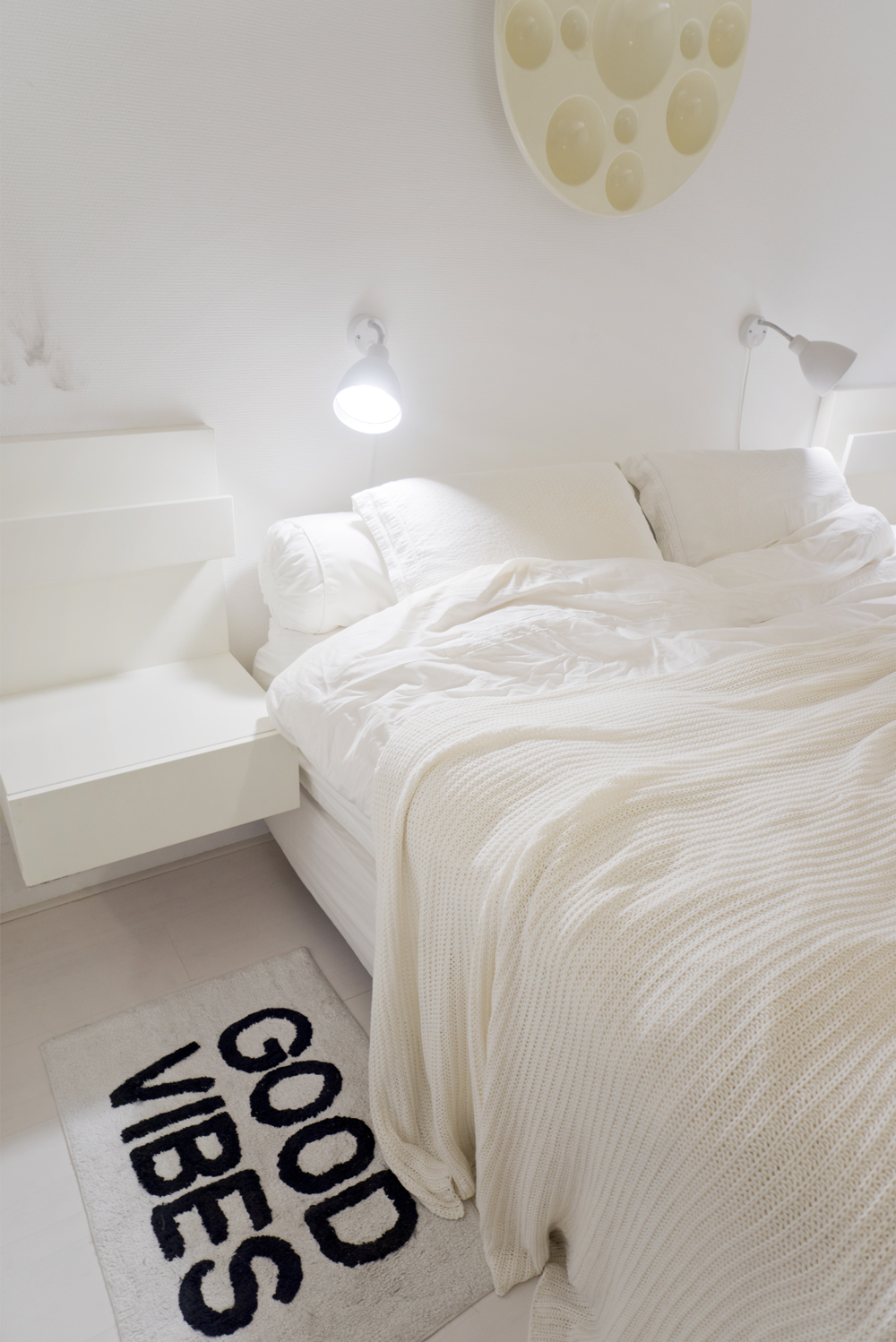 JOELIX.com | white bedroom with Philips Hue + giveaway