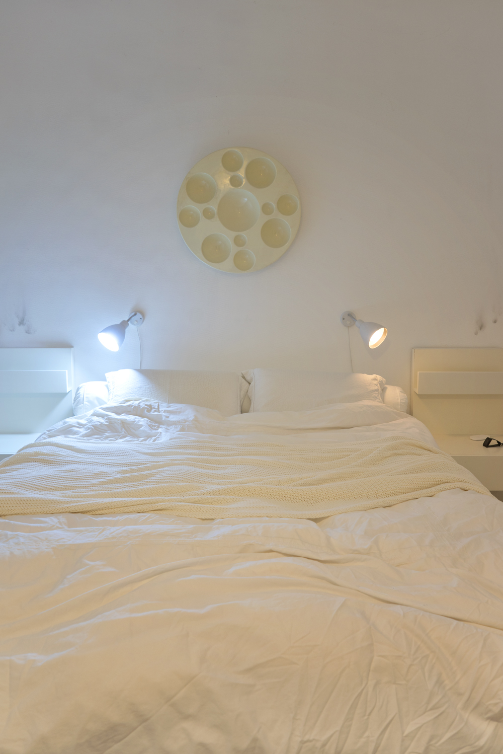 JOELIX.com | white bedroom with Philips Hue + giveaway