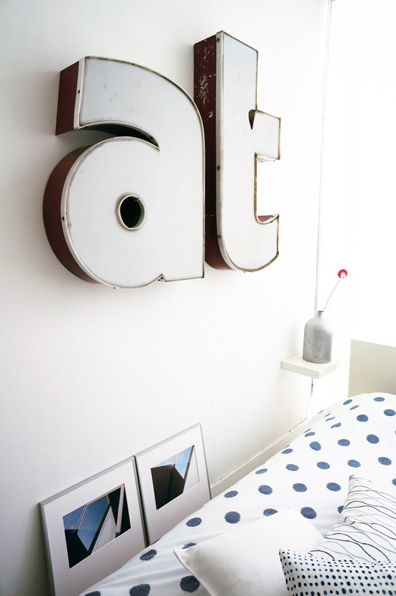 JOELIX.com | Studio Sapique featured in Mako Living Israel - guestroom with vintage letters