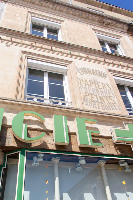 JOELIX.com | Typography of Travel French Pharmacie