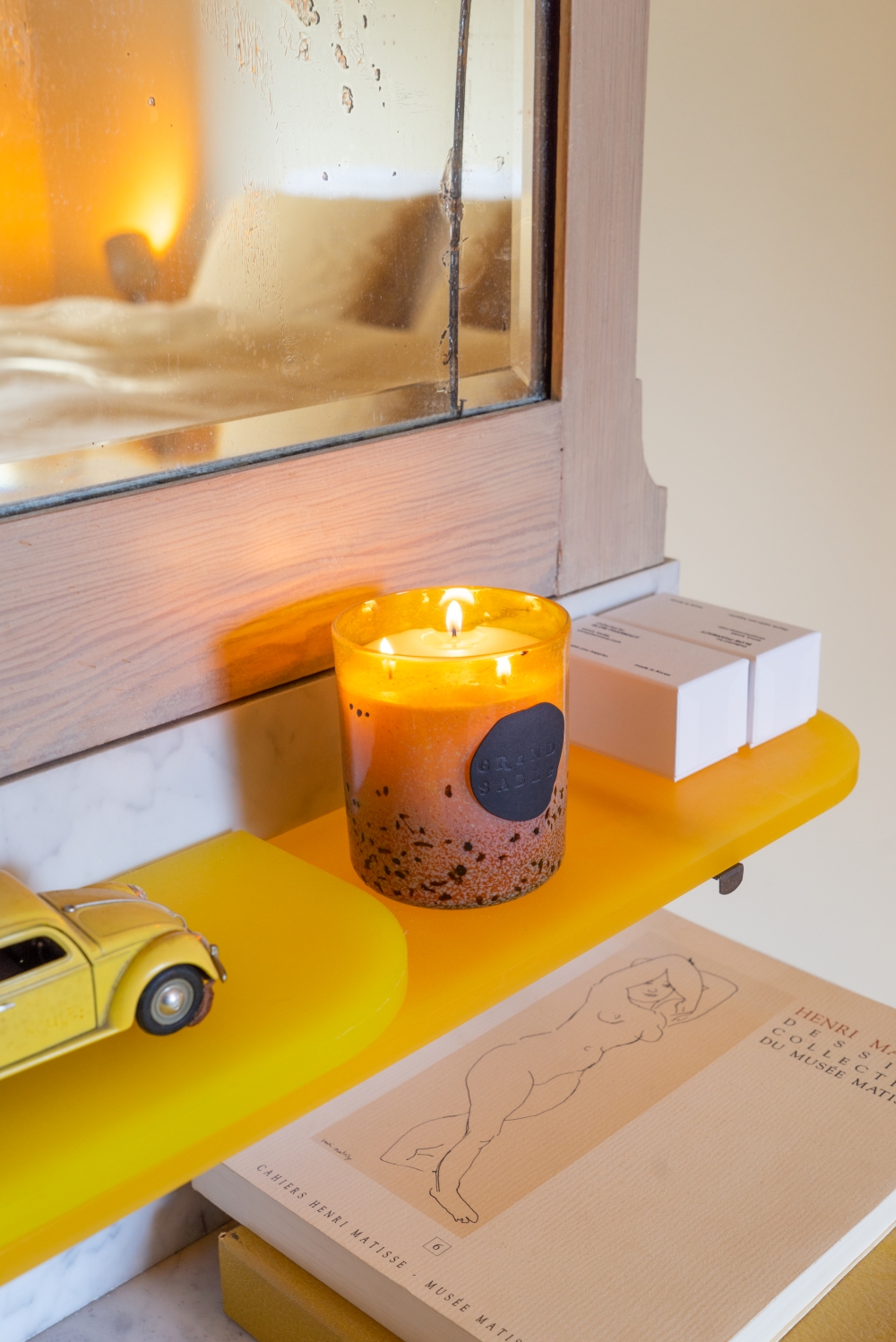 JOELIX.com | Suite 702 bedding yellow honey inca gold bedroom grand sable candle bougie